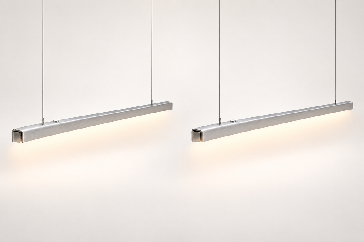 PLI Duo — deux suspensions en aluminium brossé. Visualisation studio illustrative, sans échelle de longueur.