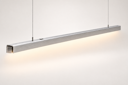 PLI Solo — une suspension en aluminium brossé. Visualisation studio illustrative, sans échelle de longueur.