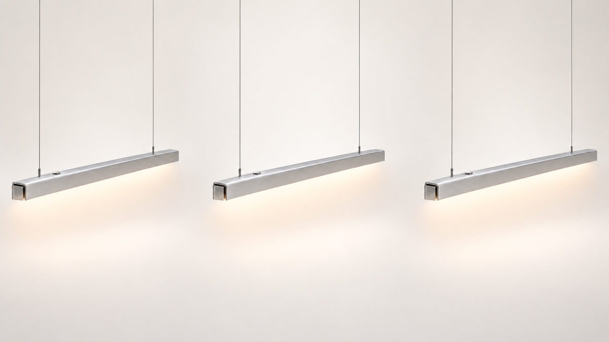 PLI Trio — trois suspensions en aluminium brossé. Visualisation studio illustrative, sans échelle de longueur.