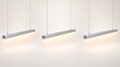 PLI Trio — trois suspensions en aluminium brossé. Visualisation studio illustrative, sans échelle de longueur.