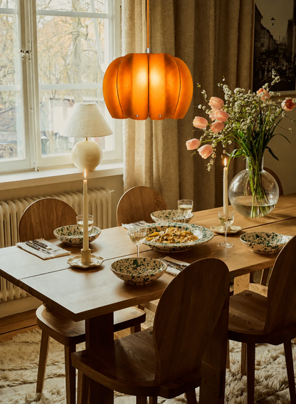 Grande suspension PÉTALE orange au-dessus d’une table